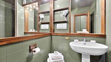 Regadera, secadora de cabello, bidet, toallas