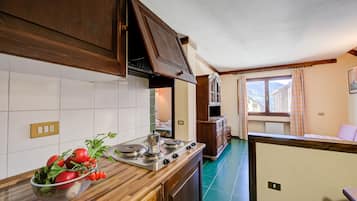 Een koelkast, een magnetron, een kookplaat