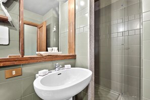 Bruser, hårtørrer, bidet, håndklæder