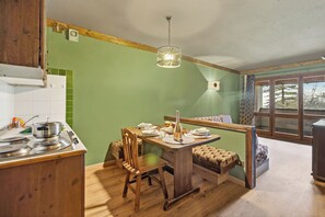 Fridge, microwave, stovetop, cookware/dishes/utensils