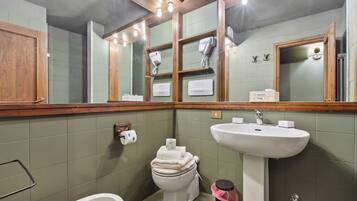 Regadera, secadora de cabello, bidet, toallas