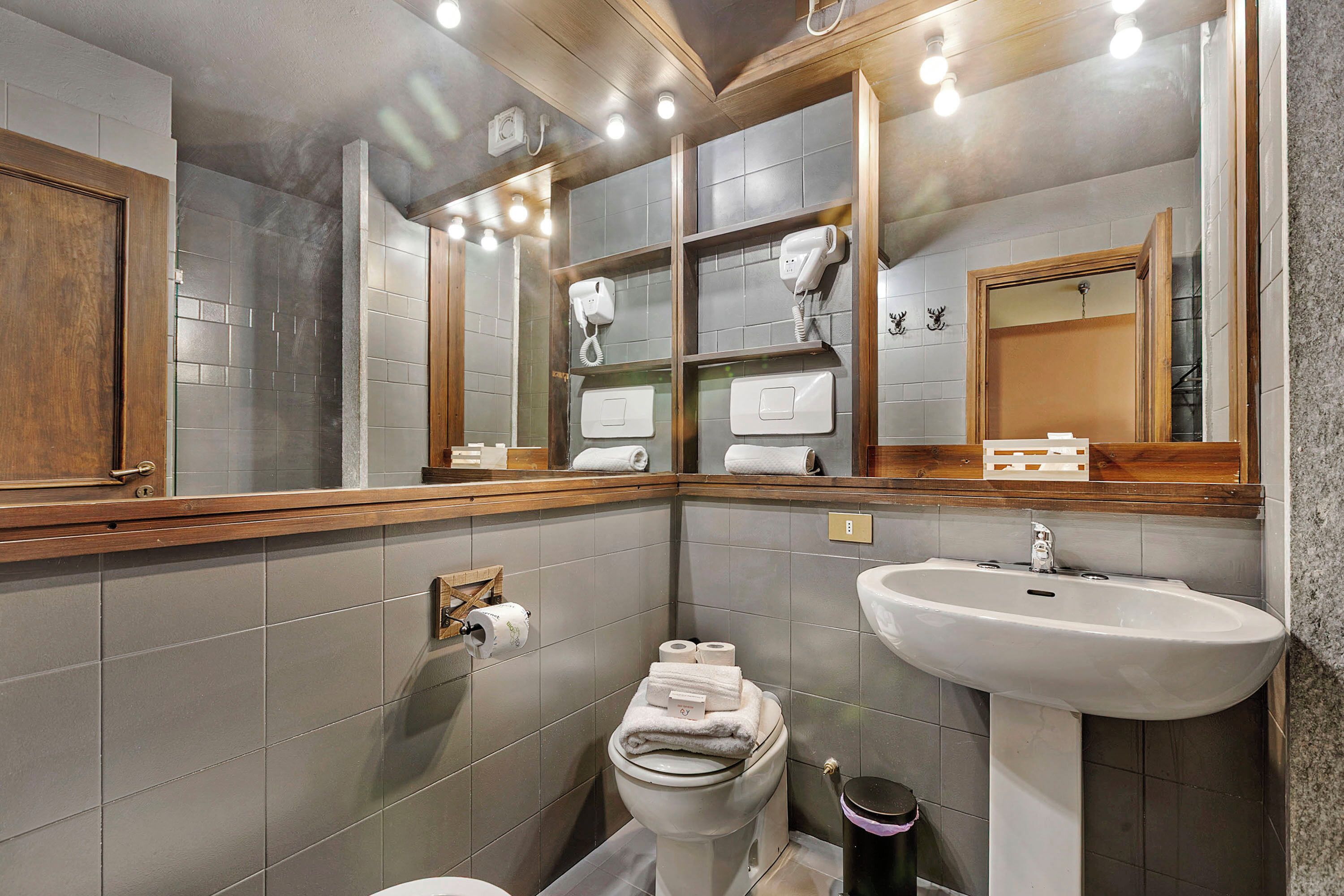 Chuveiro, secador de cabelo, bidê, toalhas de banho