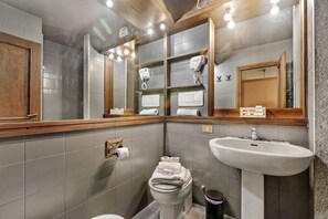 Douche, sèche-cheveux, bidet, serviettes fournies