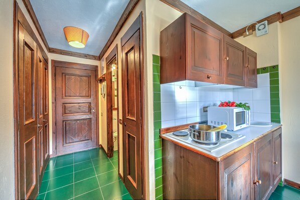 Réfrigérateur, micro-ondes, plaque de cuisson, cafetière/bouilloire