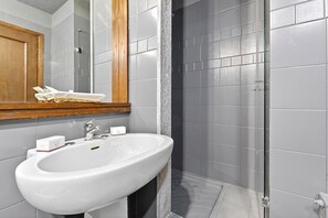 Dusj, hårføner, bidé og håndklær