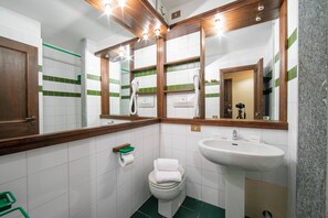 Dusj, hårføner, bidé og håndklær