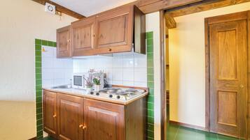 Kühlschrank, Mikrowelle, Herdplatte, Wasserkocher mit Kaffee-/Teezubehör