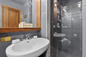 Dusj, hårføner, bidé og håndklær