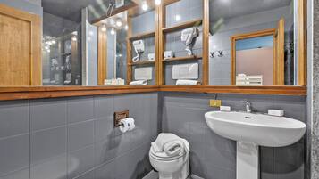 Bruser, hårtørrer, bidet, håndklæder