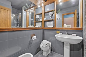 Dusj, hårføner, bidé og håndklær