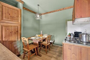 Kjøleskap, mikrobølgeovn, kokeplater og kaffetrakter/tekoker