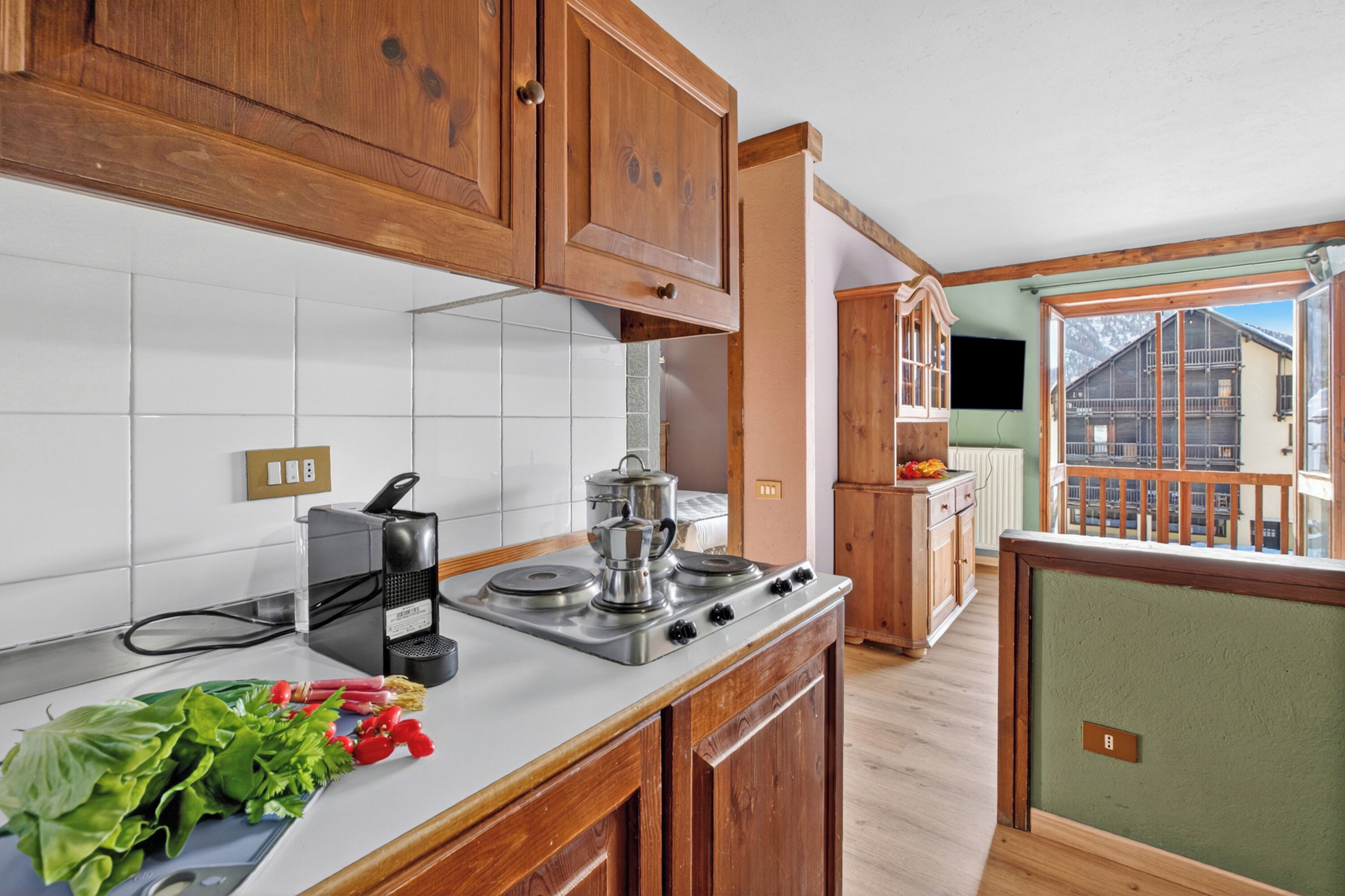 Een koelkast, een microgolfoven, een kookplaat