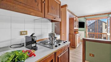 Een koelkast, een microgolfoven, een kookplaat