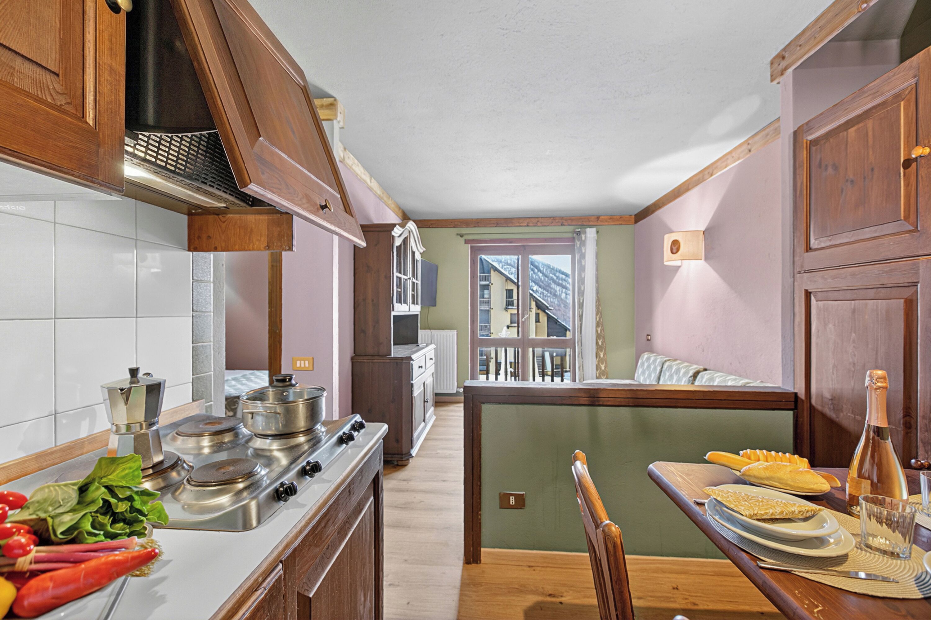 Frigorifero, microonde, piano cottura, macchina per tè/caffè