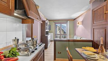 Réfrigérateur, micro-ondes, plaque de cuisson, cafetiÚre/bouilloire