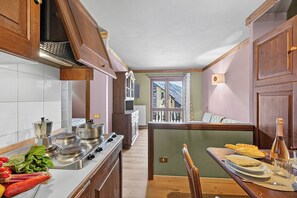 Réfrigérateur, micro-ondes, plaque de cuisson, cafetière/bouilloire