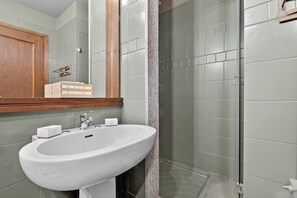 Regadera, secadora de cabello, bidet, toallas 