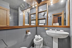 Douche, sèche-cheveux, bidet, serviettes fournies