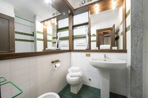 Dusj, hårføner, bidé og håndklær