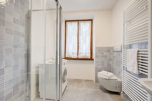 Shower, hair dryer, bidet, towels - The Rock View, Arco, Italy (Arco)