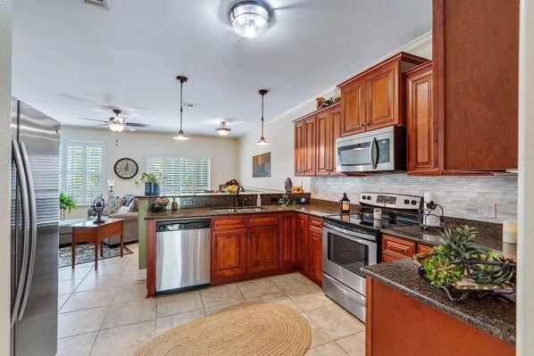 Refrigerador, microondas, horno y parrilla de estufa 