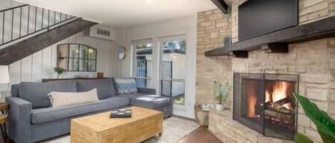 Televisión, chimenea, estéreo