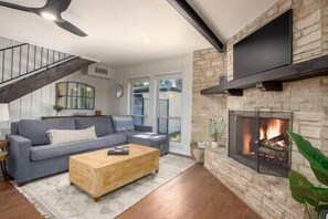 TV, fireplace, stereo - Updated 4/3 - Walk to Landa Park & Schlitterbahn! (New Braunfels)