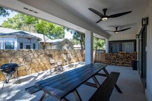 Outdoor dining - Updated 4/3 - Walk to Landa Park & Schlitterbahn! (New Braunfels)