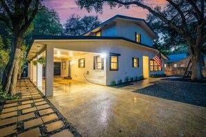 Exterior - Updated 4/3 - Walk to Landa Park & Schlitterbahn! (New Braunfels)