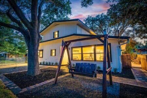 Exterior - Updated 4/3 - Walk to Landa Park & Schlitterbahn! (New Braunfels)