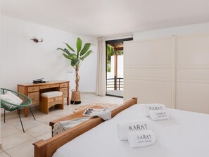 4 slaapkamers, een strijkplank/strijkijzer, internet, beddengoed