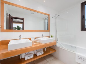 Badewanne, Haartrockner, Handtücher