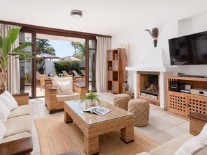 Televisie, een open haard en een tafeltennistafel