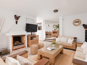 Televisie, een open haard en een tafeltennistafel