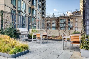 Outdoor dining - Amazing LIC 1BR w/ Doorman, Pool & Gym, nr River, by Blueground (New York)