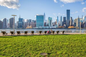 Exterior - Amazing LIC 1BR w/ Doorman, Pool & Gym, nr River, by Blueground (New York)