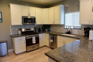 Fridge, microwave, oven, stovetop - Spacious 5BD Home w EV charger near Sequoia Ntl Pk (Visalia)