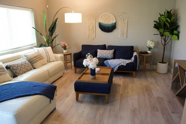 Smart TV, books - Spacious 5BD Home w EV charger near Sequoia Ntl Pk (Visalia)