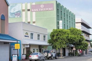 Um edifício com vários andares com placas de 'Kirk Freeport' e 'Rainbow Realty'.