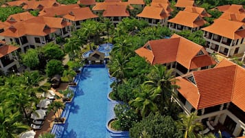 Hồ bơi ngoài trời