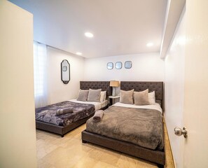 3 bedrooms, iron/ironing board, free WiFi, bed sheets - Da Vinci Suites 201 (San Juan)