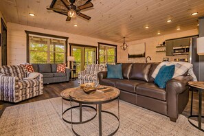 Smart TV, chimenea, videojuegos y libros 