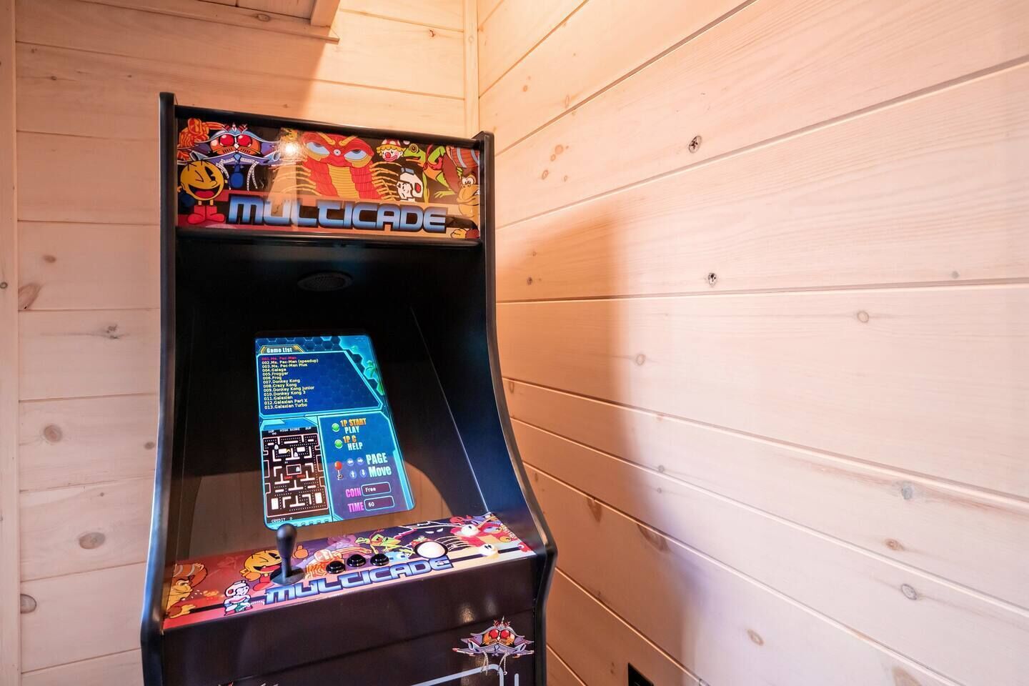 Een Multicade speelautomaat met een menu voor de spelletjeslijst en een optie voor gratis spelen.