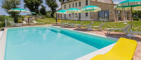 Piscine à débordement