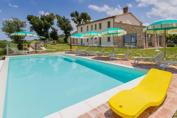 Piscine à débordement