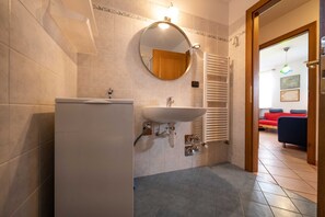 Bathtub, hair dryer