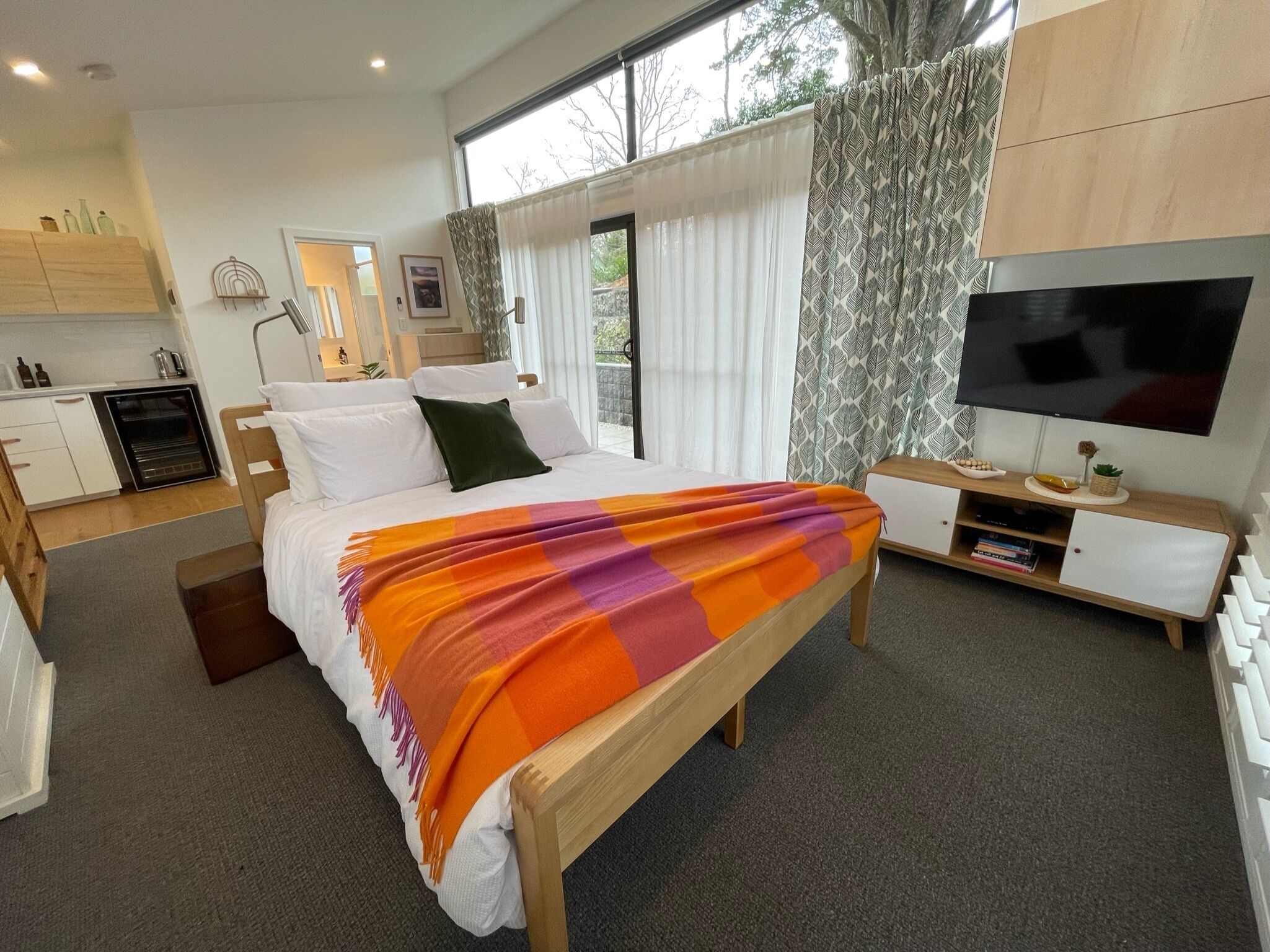 1 quarto, escrivaninha, ferros/tábuas de passar roupa, Wi-Fi de cortesia