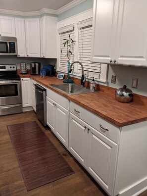 Private kitchen -  Renovated 1930s Bungalow - Pets Ok (Charlotte)
