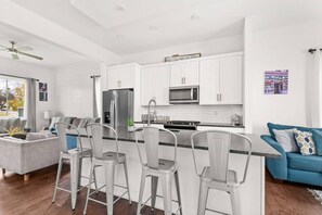 Frigorífico, microondas, lavavajillas y cafetera o tetera