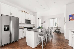 Fridge, microwave, dishwasher, coffee/tea maker - V831 ~ East Nashville Charm ~ 11 Beds ~ 4 miles to Downtown and Broadway ~ WiFi ~ Garage Parking (Nashville)